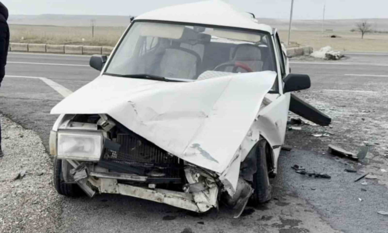 AKSARAY'DA TIR İLE OTOMOBİLİN ÇARPIŞMASI SONUCU 2'Sİ BEBEK 5 KİŞİ YARALANDI.