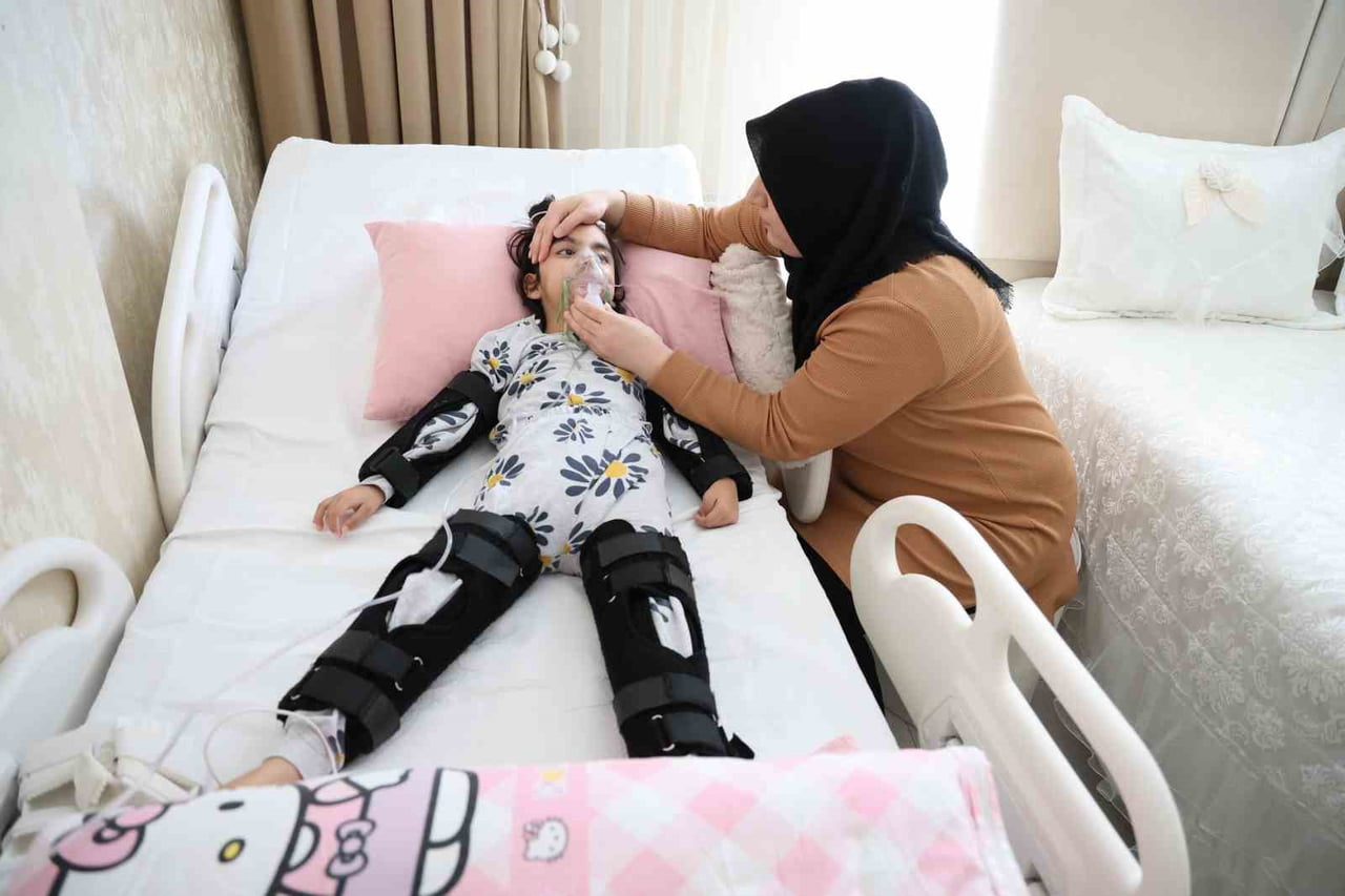 AKSARAY’DA 9 AY ÖNCE YÜRÜYEREK GİRDİĞİ HASTANEDEN YANLIŞ İĞNE YAPILDIĞI İDDİASIYLA YATALAK OLARAK...