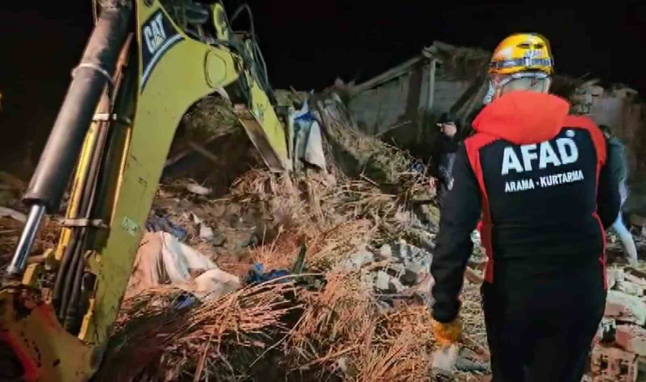 AKSARAY’DA BİR MANDIRANIN ÇÖKMESİ SONUCU GÖÇÜK ALTINDA KALAN ÇOK SAYIDA KÜÇÜKBAŞ HAYVAN TELEF...