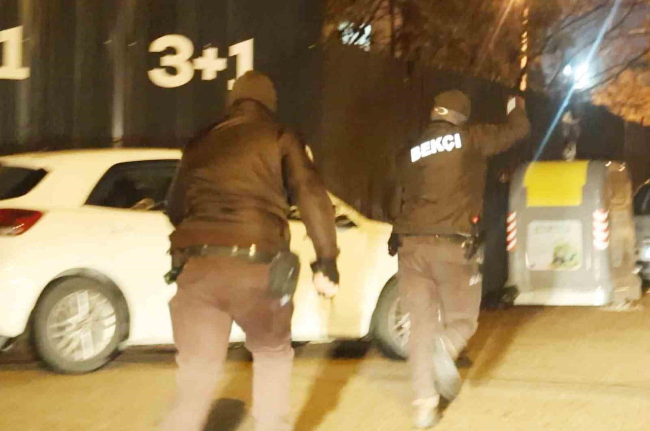 AKSARAY’DA EMNİYETİ ALARMA GEÇİREN GENÇLERİN KAVGASI KOVALAMACAYLA SON BULDU. KAMERAYA YANSIYAN...