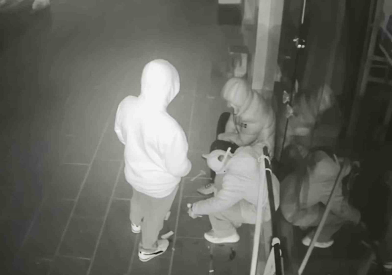 AKSARAY’DA GECE YARISI BİR TEKSTİL MAĞAZASI ÖNÜNE GELEN 3 KİŞİ, ÖNCE MAĞAZA ÖNÜNE OTURUP...