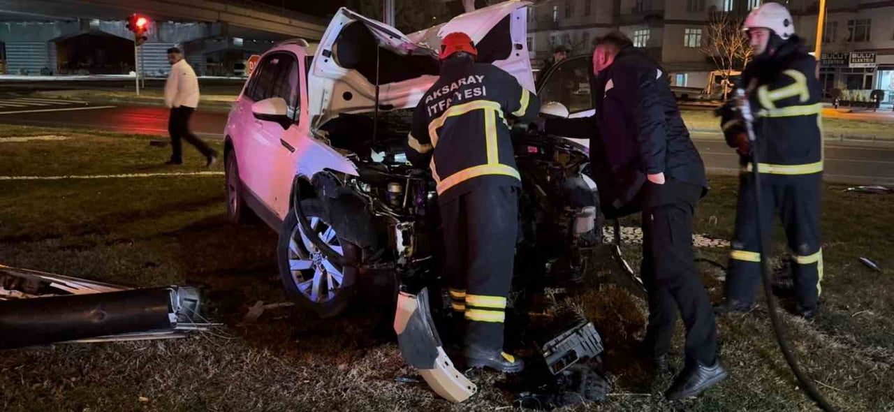 AKSARAY’DA KONTROLDEN ÇIKARAK AYDINLATMA DİREĞİNE ÇARPAN OTOMOBİLDE YANGIN ÇIKTI. ARACIN KAPUTUNDA...