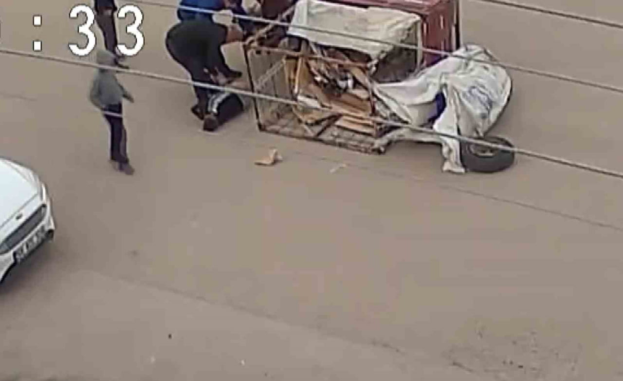 AKSARAY’DA KÜÇÜK YAŞTA ÇOCUĞUN KULLANDIĞI 3 TEKERLİ ELEKTRİKLİ MOTOSİKLET, SÜRÜCÜ ÇOCUĞUN VİRAJA...