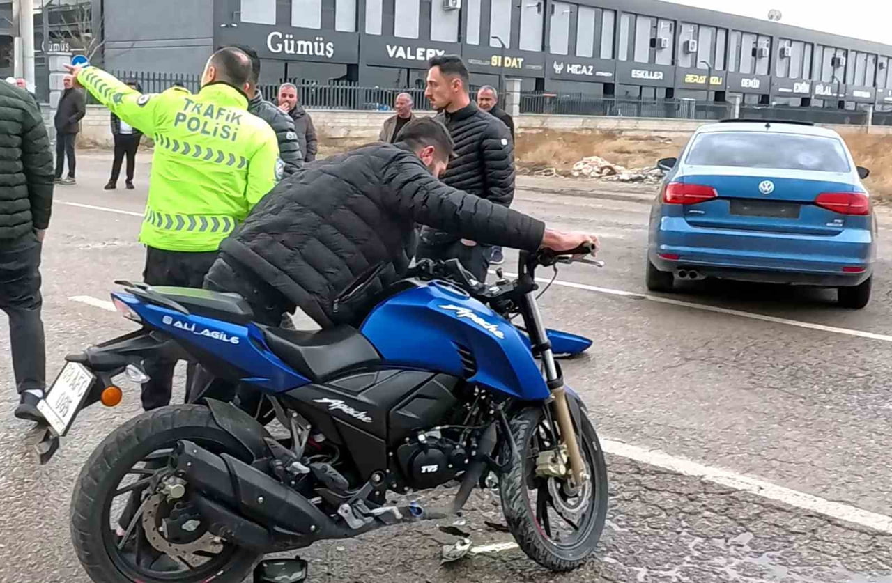 AKSARAY’DA OTOMOBİL İLE MOTOSİKLETİN ÇARPIŞMASI SONUCU MEYDANA GELEN TRAFİK KAZASINDA 16 YAŞINDAKİ...