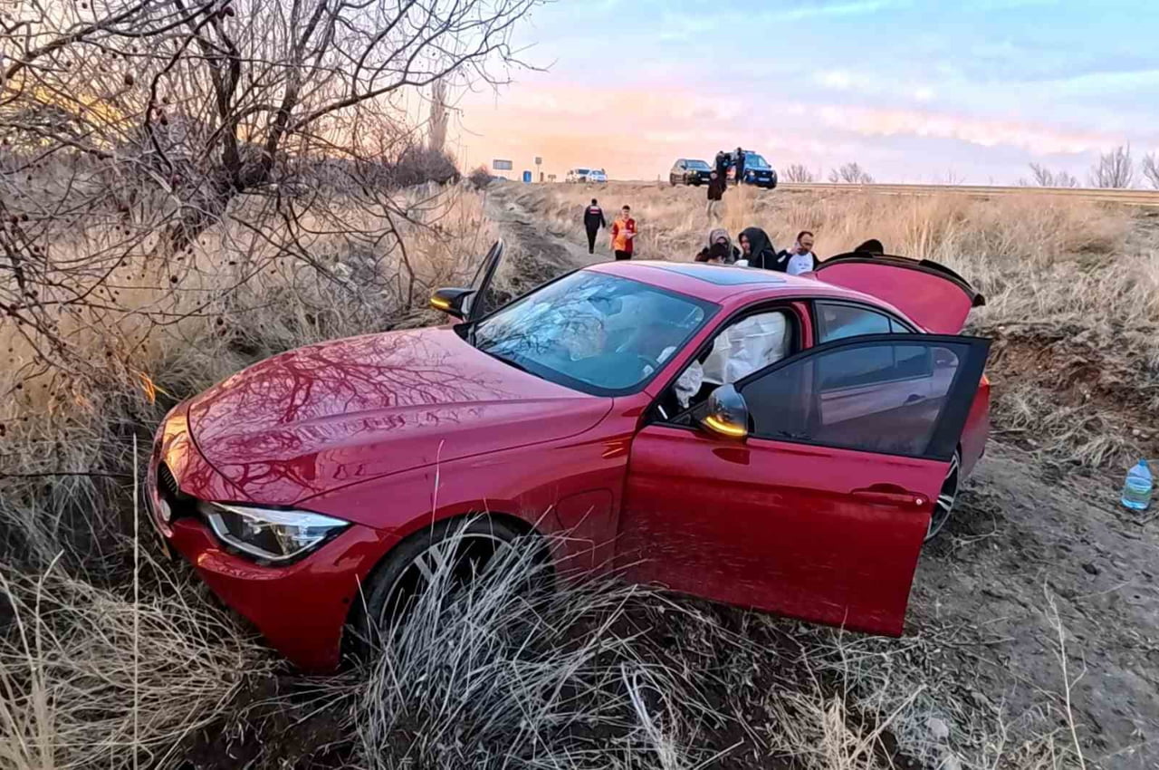 AKSARAY’DA SÜRÜCÜSÜNÜN DİREKSİYON HAKİMİYETİNİ KAYBETTİĞİ OTOMOBİL ŞARAMPOLE DÜŞERKEN KAZADA 3...