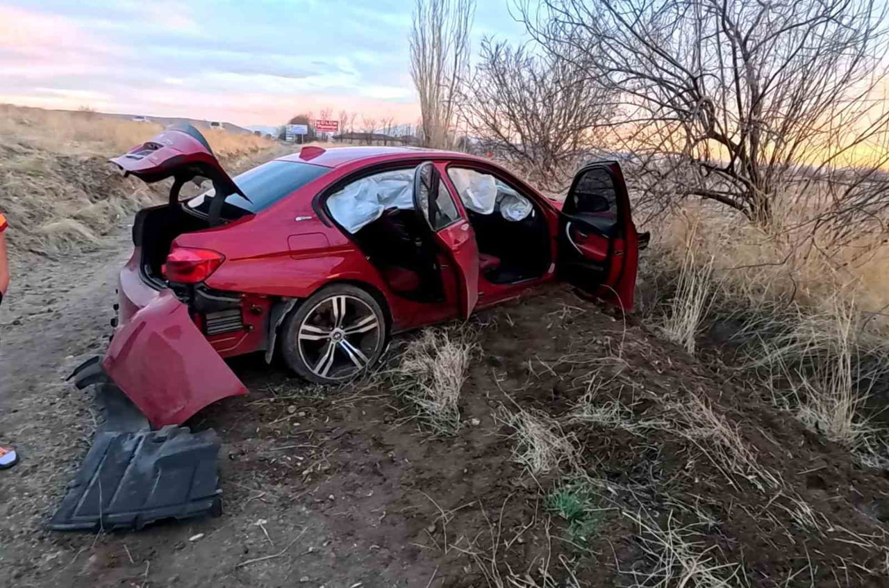 AKSARAY’DA SÜRÜCÜSÜNÜN DİREKSİYON HAKİMİYETİNİ KAYBETTİĞİ OTOMOBİL ŞARAMPOLE DÜŞERKEN KAZADA 3...