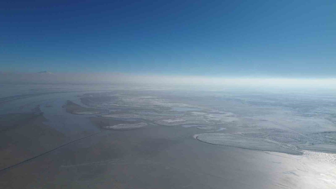 AKSARAY’DA YAĞMUR VE KAR YAĞIŞININ ARDINDAN TUZ GÖLÜ’DE KISMEN BEYAZA BÜRÜNÜRKEN, YAĞIŞLAR...