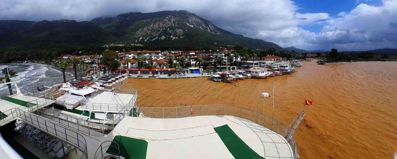 AKYAKA’DA DENİZİN RENGİ KAHVERENGİYE DÖNDÜ