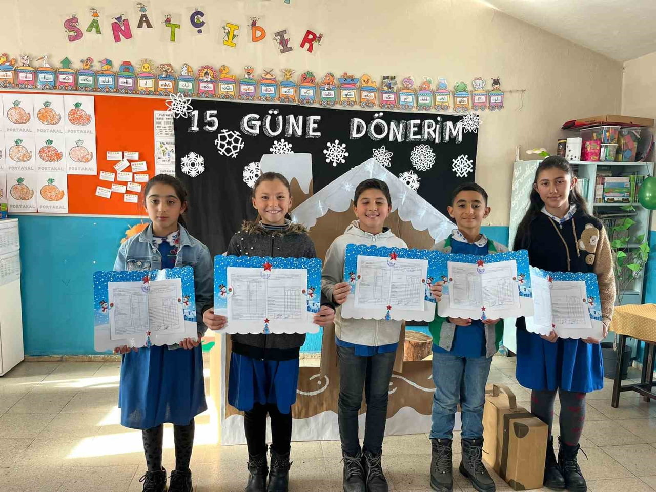 AKYAKA’DA KÖY OKULUNDA ÖĞRENCİLER KARNELERİNİ ALDI(KARS-İHA)