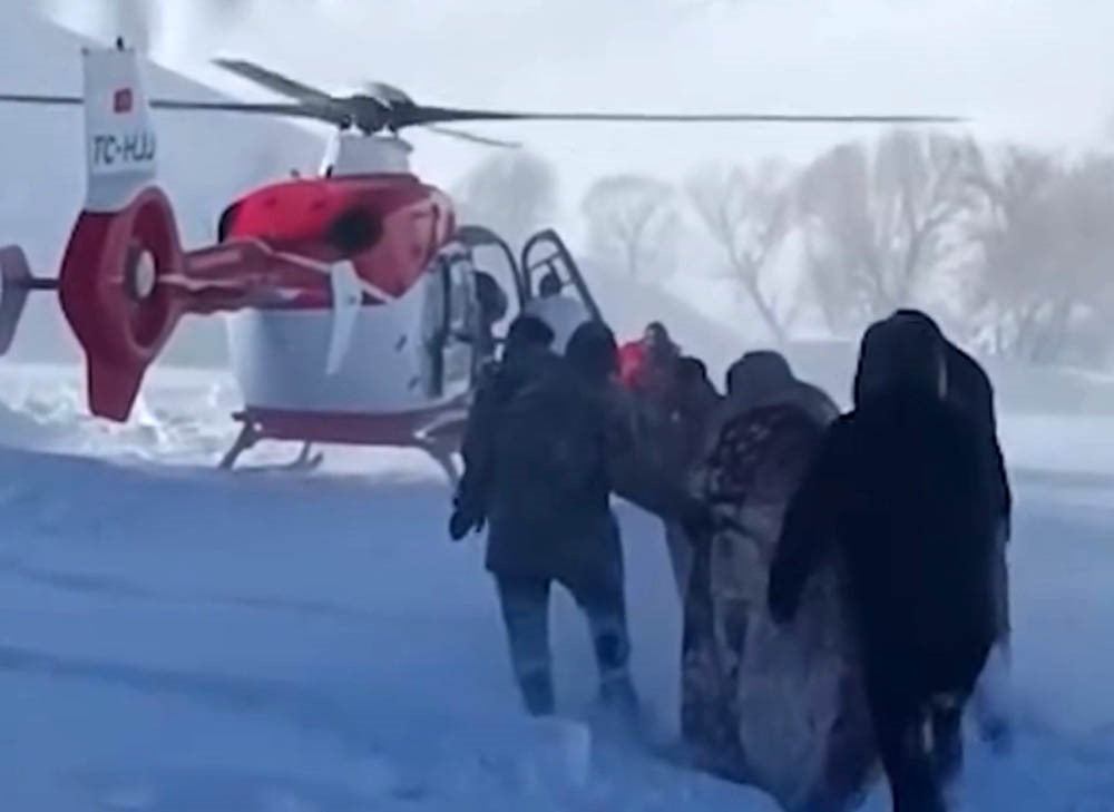 ALAN KÖYÜNDE SANCILARI BAŞLAYAN HAMİLE KADIN, SAĞLIK BAKANLIĞINA AİT AMBULANS HELİKOPTERİN...