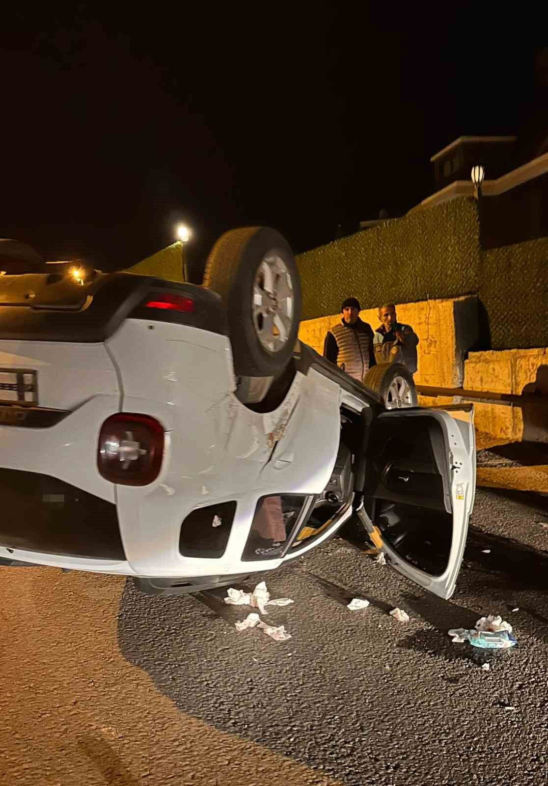ALANYA'DA BETON BARİYERLERE ÇARPAN OTOMOBİL TAKLA ATTI. KAZADA OTOMOBİL SÜRÜCÜSÜ YARALANDI.
