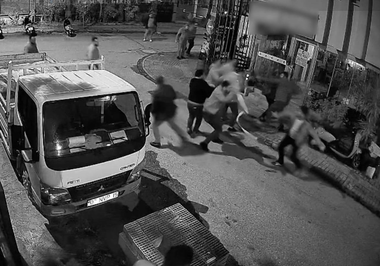 ALANYA’DA KANLI BİTEN ALACAK VERECEK KAVGASINDA ÇOK SAYIDA KİŞİNİN ZİNCİR, SOPA VE BIÇAKLARLA...