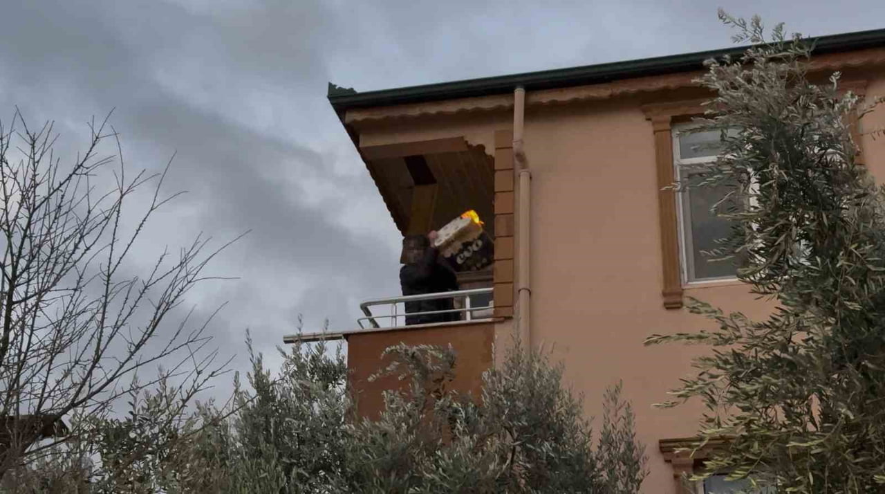 ALEVLERİ FARK EDEN EV SAHİBİ, YANGININ BÜYÜMESİNİ ENGELLEMEK AMACIYLA BALKONA ÇIKARAK YANAN...