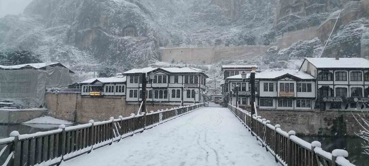 ALTAN EFTELİOĞLU İSİMLİ VATANDAŞ, "ŞEHZADELER ŞEHRİ AMASYA BEYAZ ÖRTÜYE KAVUŞTU. YENİ YILIN İLK...