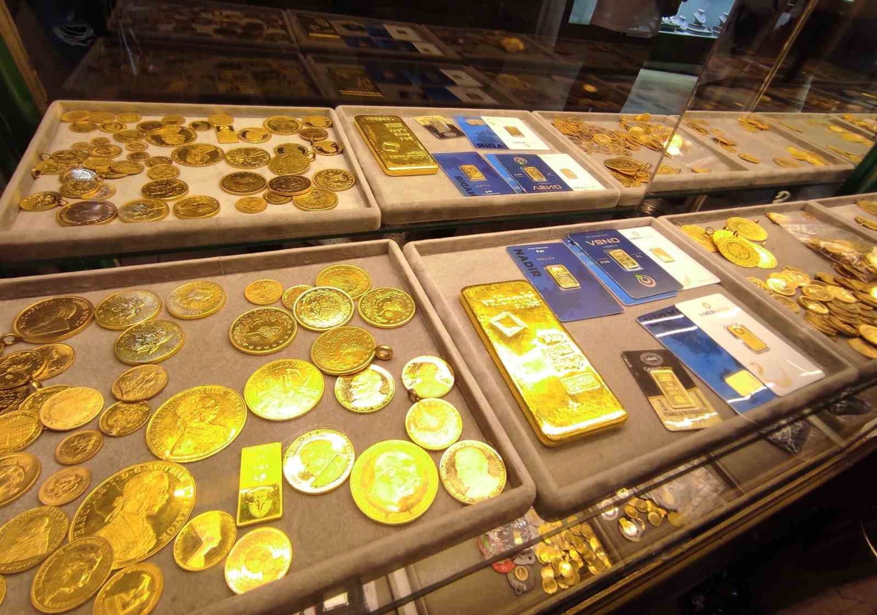 ALTININ ONS FİYATI YENİ REKORLA BİRLİKTE 5 BİN DOLARA YAKLAŞARAK 4 BİN 967 DOLARA YÜKSELDİ.