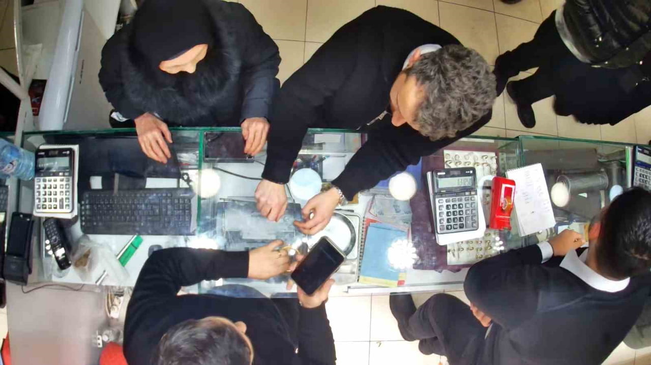 ALTINLARIN BOZDURULMAYA ÇALIŞILDIĞI ANLAR, KUYUMCUNUN GÜVENLİK KAMERASINA YANSIDI.