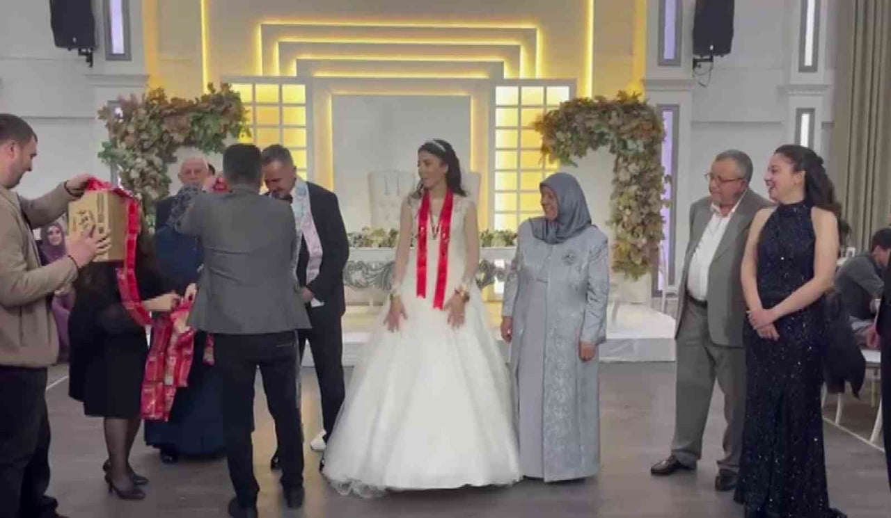 AMASYA'DA EMRE VE ZEYNEP ASLAN ÇİFTİNİN DÜĞÜNÜNDE DAMADA ARKADAŞLARI ŞAKA AMAÇLI BİR KUTU ÇUBUK...
