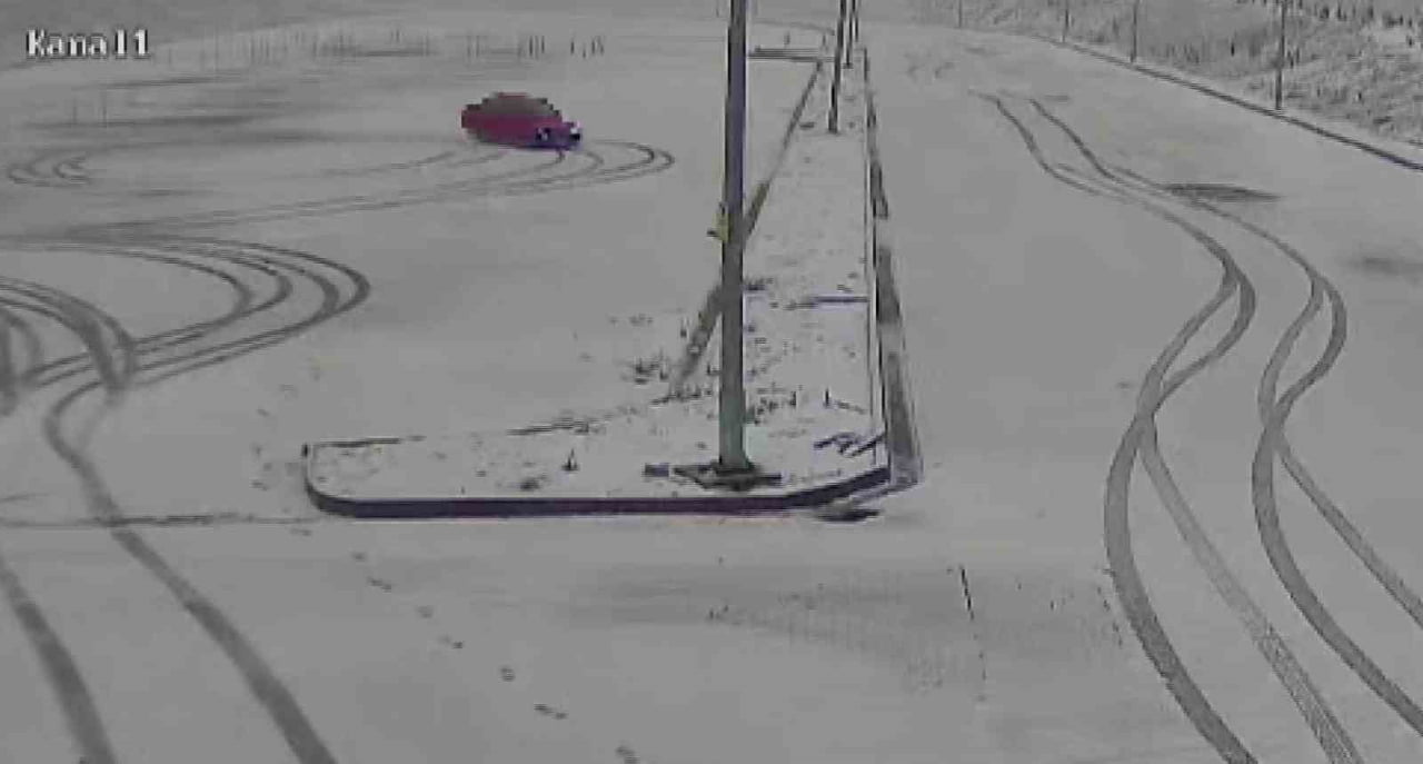 AMASYA'NIN MERZİFON İLÇESİNDE KARLA KAPLI SINAV PARKURUNDA ARAÇLARI İLE DRİFT ATAN 2 SÜRÜCÜYE...