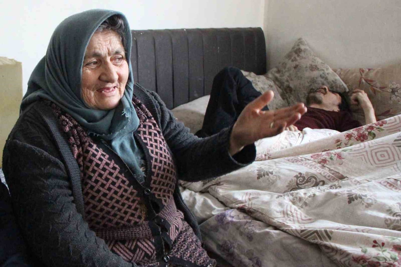 AMASYA’DA 62 YAŞINDAKİ FEDAKAR ANNE, ZİHİNSEL ENGELLİ 3 OĞLUNA YILLARDIR TEK BAŞINA BAKIYOR....