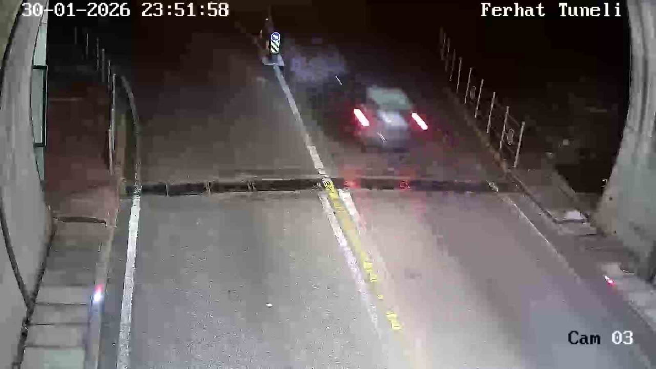 AMASYA’DA HIZLA İLERLEDİĞİ TÜNELDEN ÇIKAN OTOMOBİL KAVŞAĞI GEÇİP KARŞI BİNANIN DUVARINA ÇARPARAK...