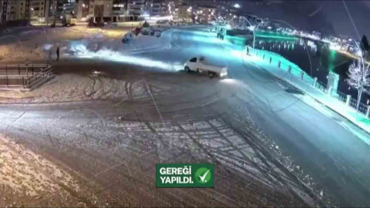 AMASYA’DA KARLI YOLDA KAMYONETİYLE DRİFT ATTIĞI BELİRLENEN SÜRÜCÜ POLİS KAMERALARINA YAKALANDI....