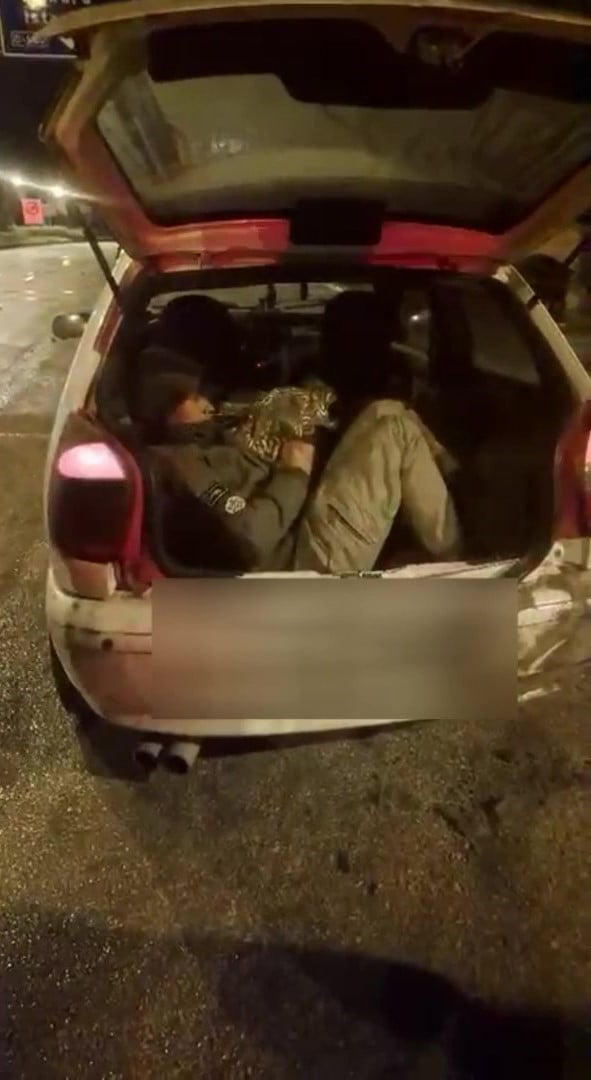 AMASYA’DA POLİS TARAFINDAN DURDURULAN BİR OTOMOBİLİN BAGAJINDA VE KOLTUĞUNDA AFGANİSTAN UYRUKLU 5...