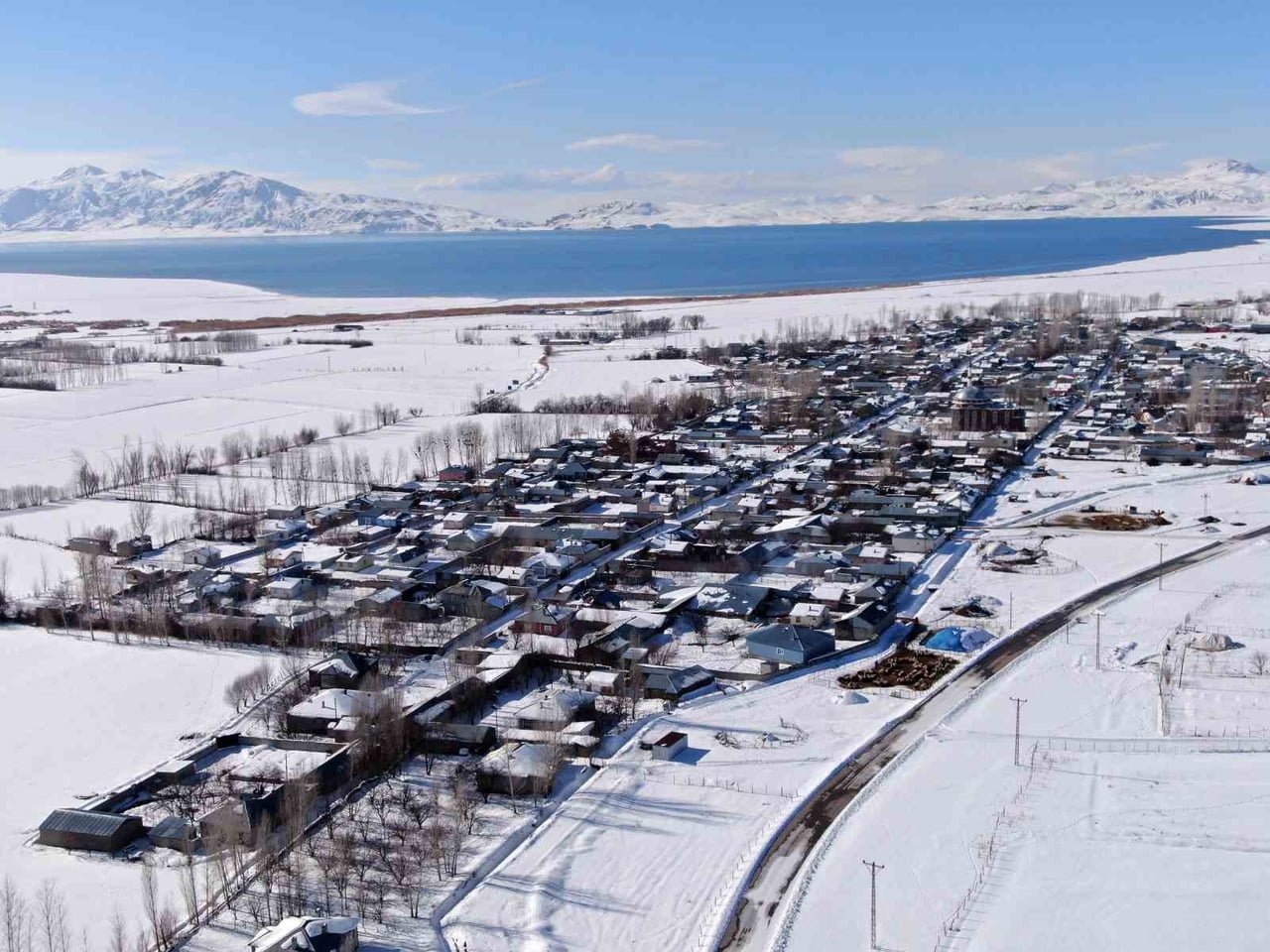 AN VE ÇEVRESİNDE ETKİLİ OLAN KAR YAĞIŞI, YERLEŞİM YERLERİNİ ADETA BİR GELİNLİK GİBİ SÜSLEYEREK...