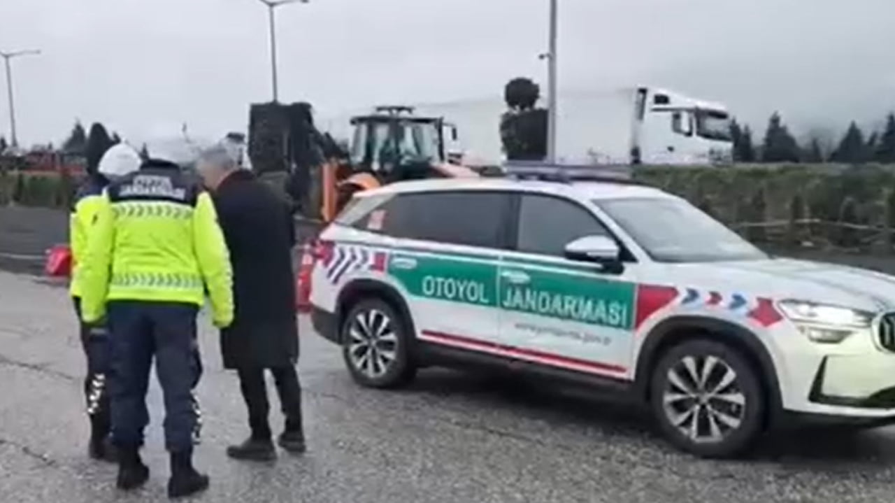 ANADOLU OTOYOLU'NUN DÜZCE KESİMİNDE ACİL GEÇİŞ NOKTASINDAN TERS YÖNE DÖNMEYE ÇALIŞAN YOLCU OTOBÜSÜ...