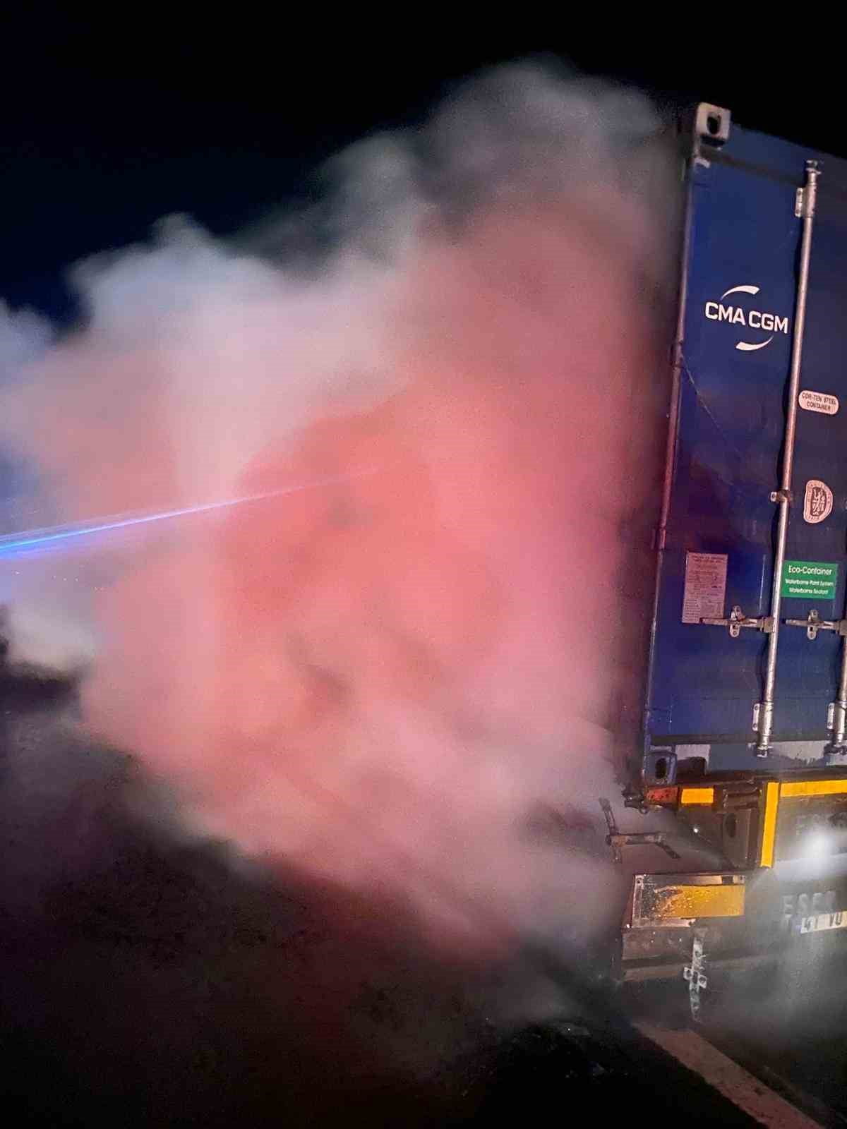 ANADOLU OTOYOLU DÜZCE GEÇİŞİNDE BALATALARINDAN TUTUŞAN TIRDAKİ YANGIN İTFAİYE EKİPLERİNİN...