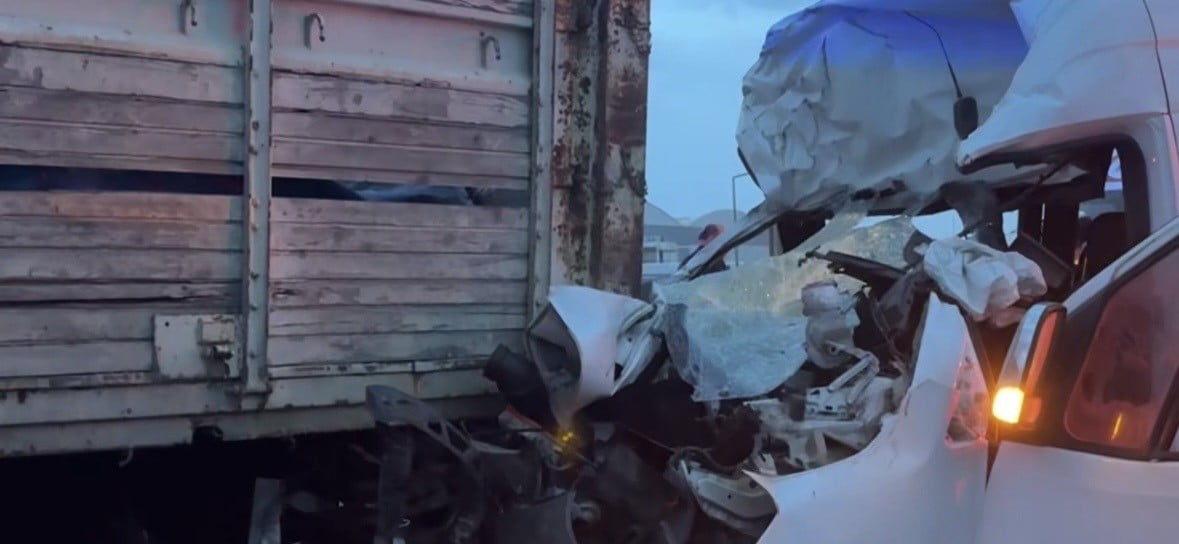 ANADOLU OTOYOLU’NUN KOCAELİ GEÇİŞİNDE SERVİS MİNİBÜSÜ İLE KAMYONUN ÇARPIŞMASI SONUCU MEYDANA GELEN...