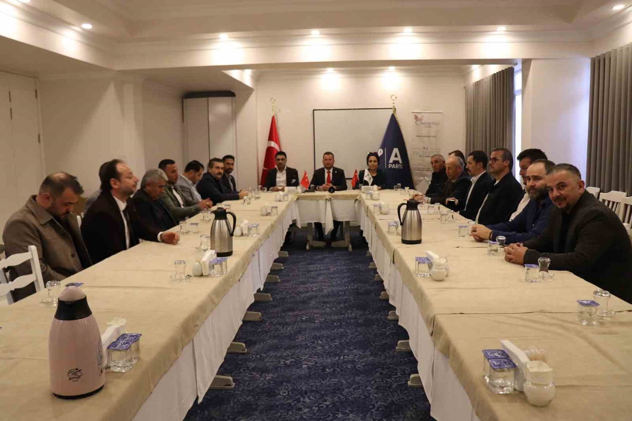 ANAHTAR PARTİ İL BAŞKANI GÖREVİNE 2 AY ÖNCE BAŞLAYAN  HAKAN SARUHAN, İLÇE TEŞKİLATI BAŞKANLARINA...