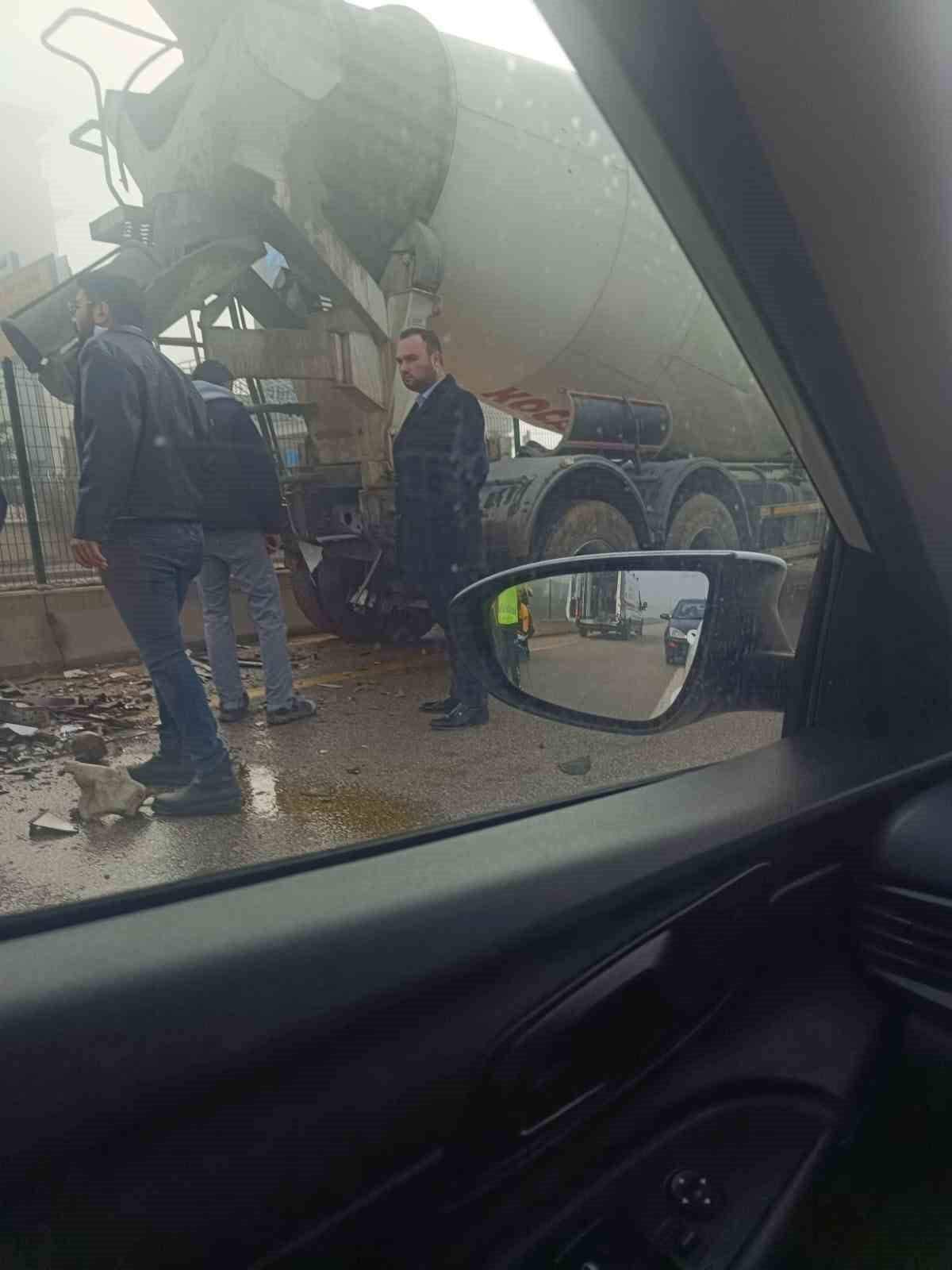 ANKARA'NIN ÇUBUK İLÇESİNDE SİS YÜZÜNDEN MEYDANA GELEN ZİNCİRLEME TRAFİK KAZALARINDA 5 KİŞİ...