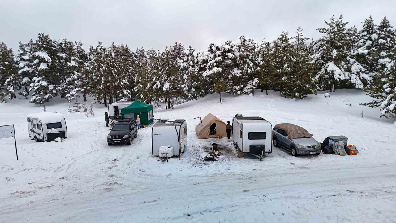ANKARA'NIN KIZILCAHAMAM İLÇESİNDE BULUNAN IŞIK DAĞI ETEKLERİNDEKİ KARAGÖL JEOSİTİ, KAR YAĞIŞIYLA...