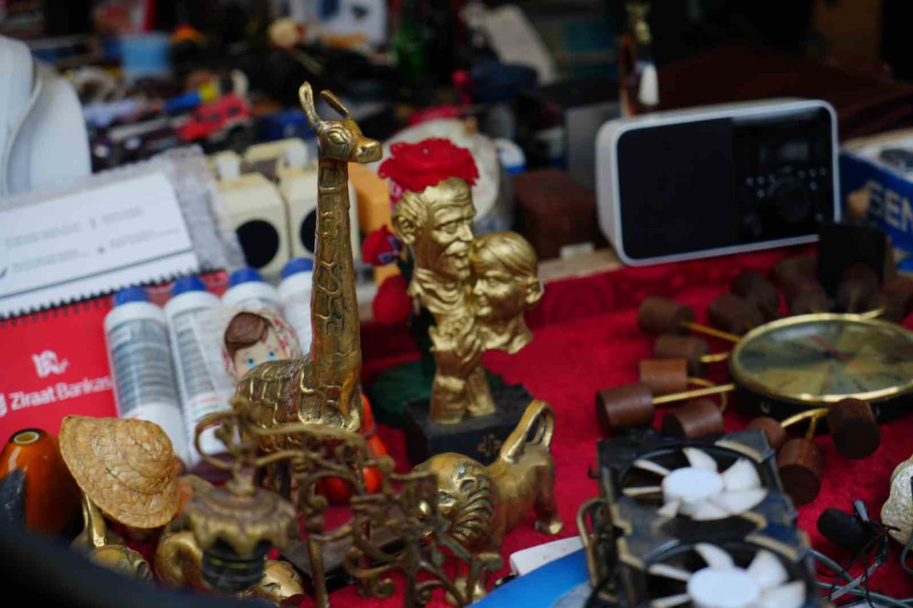 ANKARA'NIN ULUS SEMTİNDE BULUNAN İTFAİYE MEYDANI'NDAKİ "BİT PAZARI" HAFTADA ÜÇ GÜN KURULUYOR....