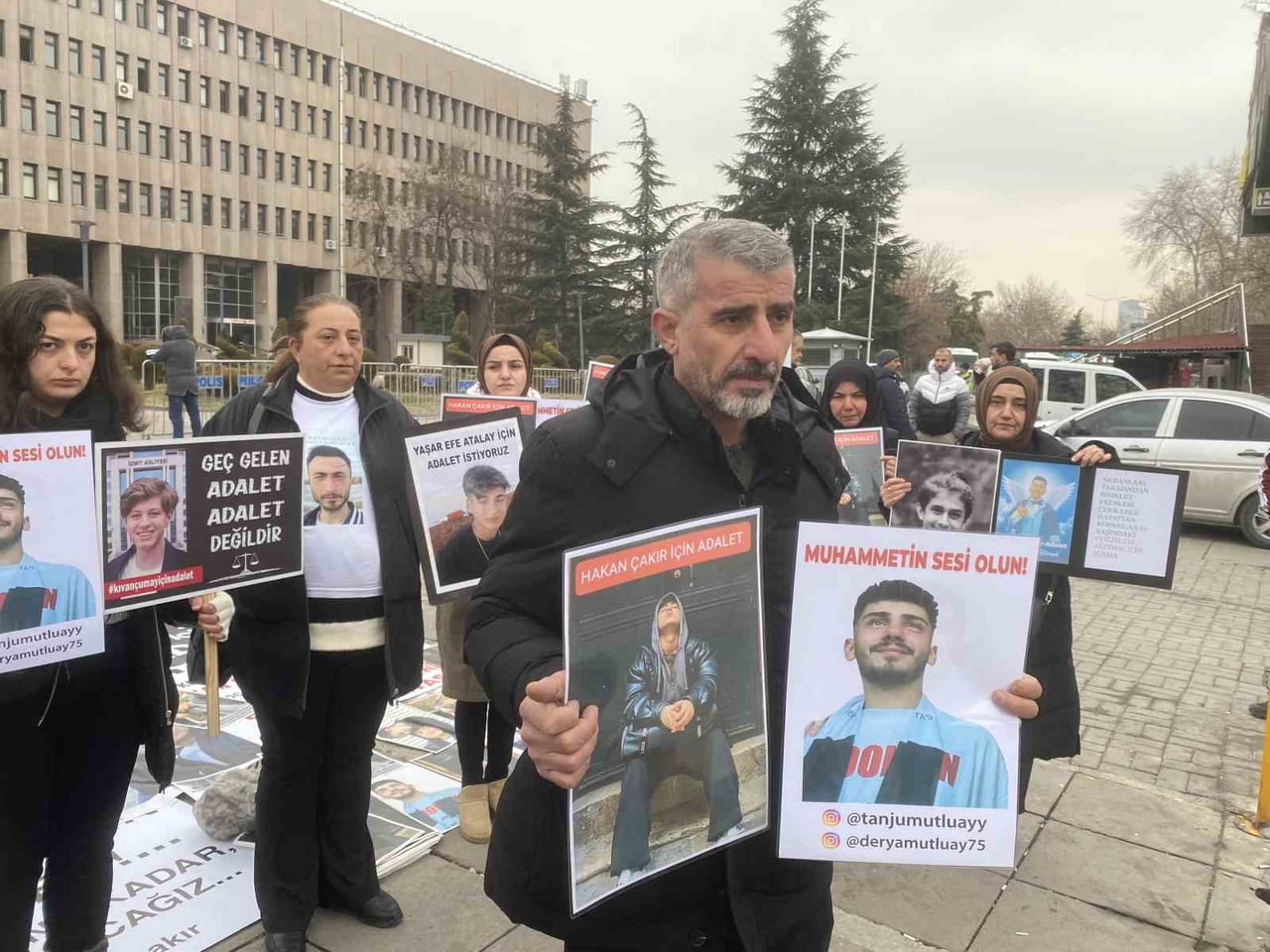 ANKARA ADALET SARAYI’NDA GÖRÜLEN HAKAN ÇAKIR DAVASINA ÇOCUKLARI ÖLDÜRÜLEN AİLELERDEN DESTEK...