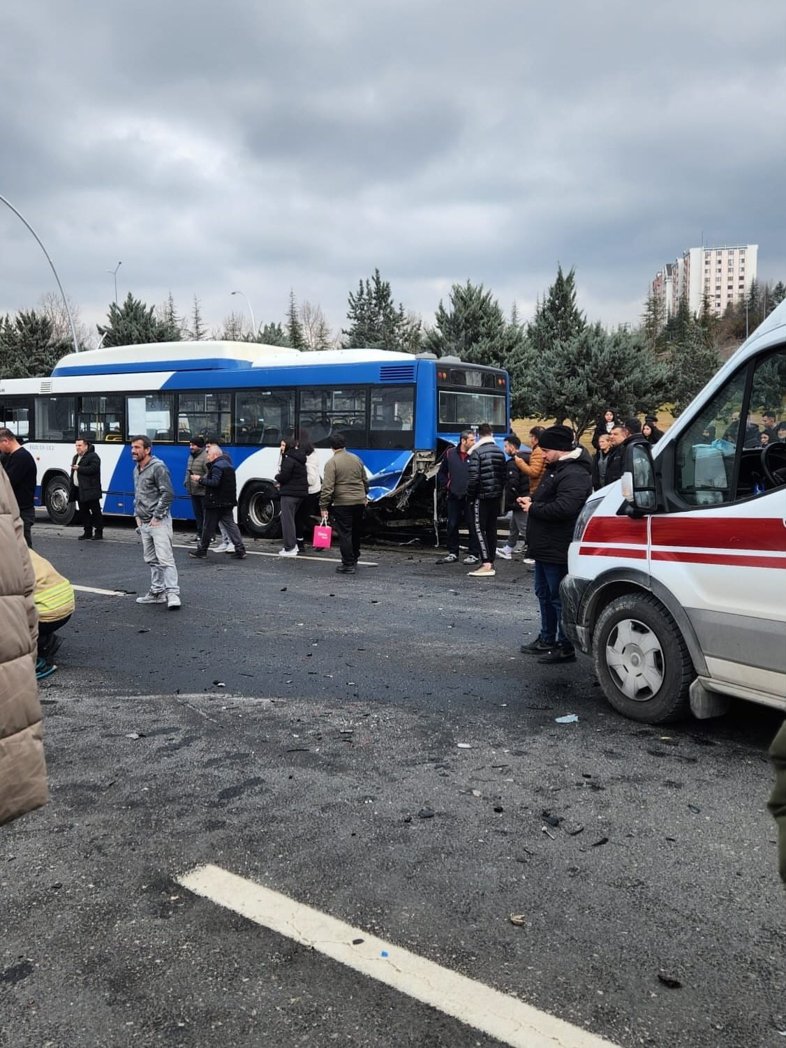 ANKARA’DA DURAKTA YOLCU ALMAK İÇİN DURAN EGO OTOBÜSÜNE BİR OTOMOBİL ÇARPTI. ARAÇ YOLDAN GEÇEN 2...