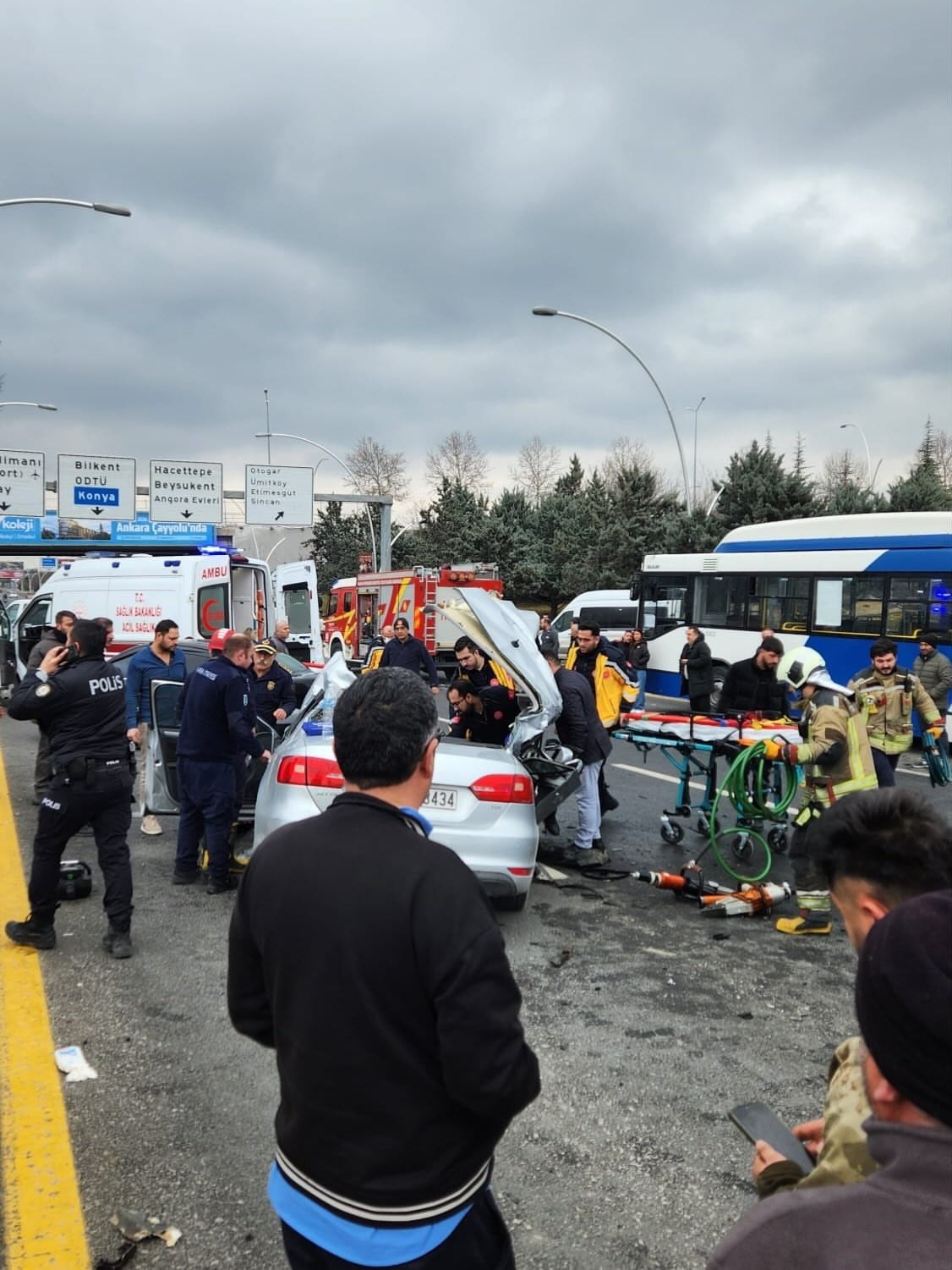 ANKARA’DA DURAKTA YOLCU ALMAK İÇİN DURAN EGO OTOBÜSÜNE BİR OTOMOBİL ÇARPTI. ARAÇ YOLDAN GEÇEN 2...