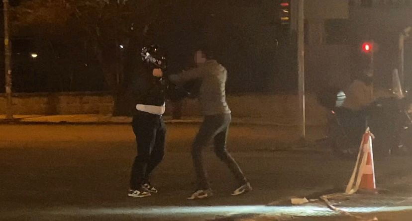 ANKARA’DA OTOMOBİL SÜRÜCÜSÜ İLE MOTOSİKLET SÜRÜCÜSÜ ARASINDA ÇIKAN TRAFİK TARTIŞMASI KAVGAYA...