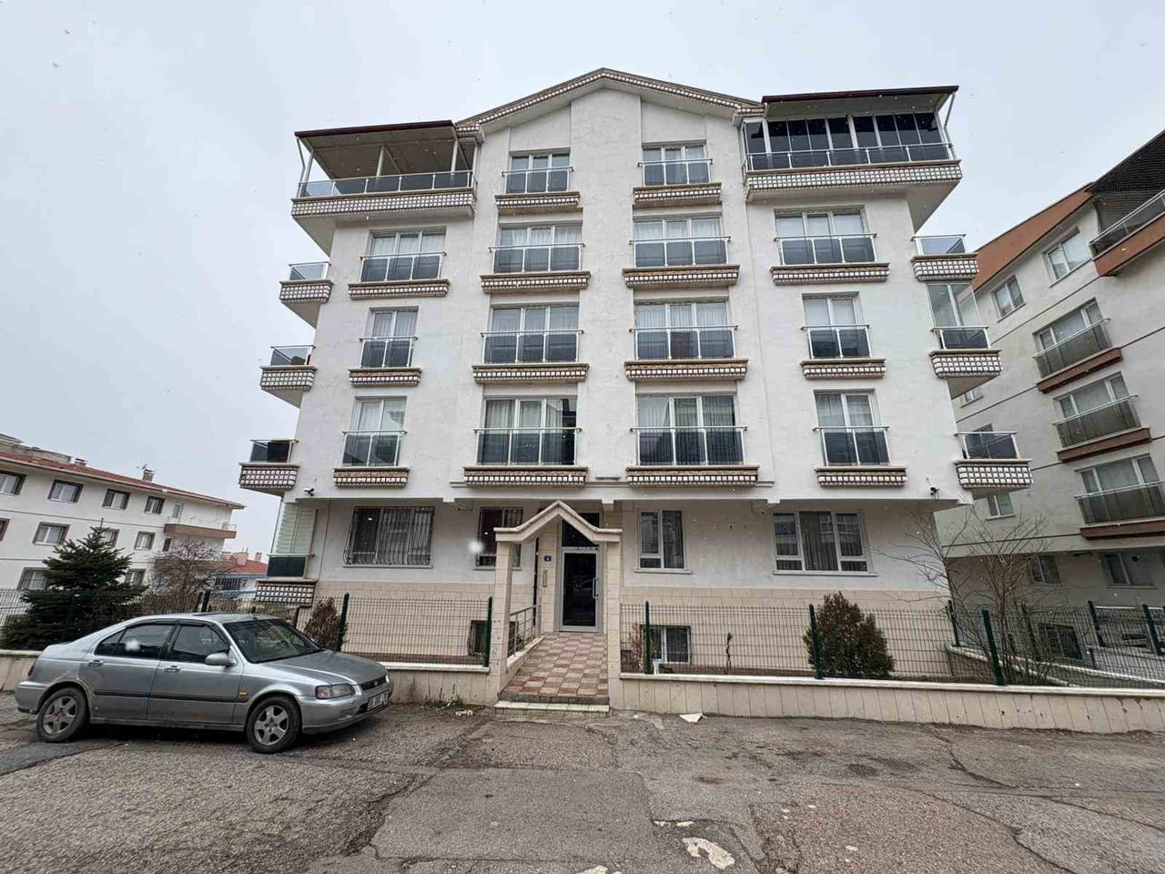 ANKARA’DA SÜREKLİ SU KESİNTİSİ YAŞADIKLARI İÇİN İKAMET ETTİKLERİ APARTMANA SU DEPOSU YAPMAYA...