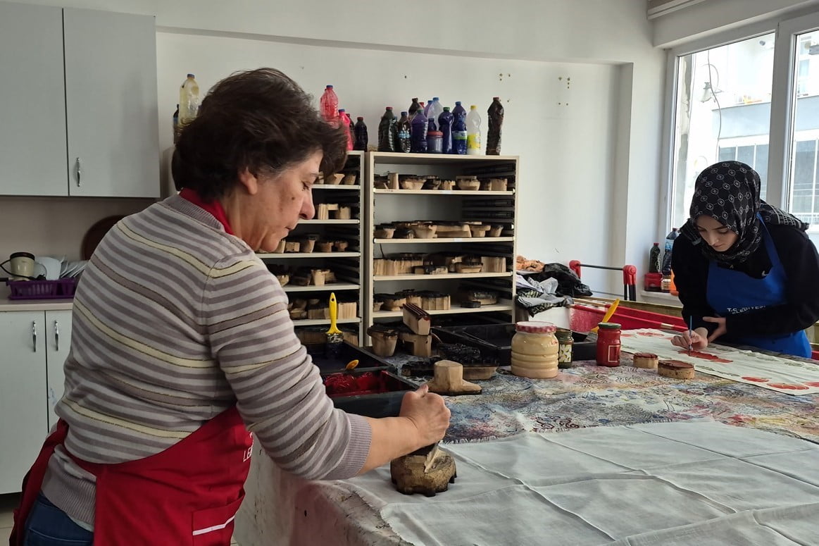 ANKARA’DA YAŞAYAN EBRU SANATÇISI KÜLTÜR YOLU FESTİVALİ’NDE ETKİLENDİĞİ GELENEKSEL TOKAT BASKI...