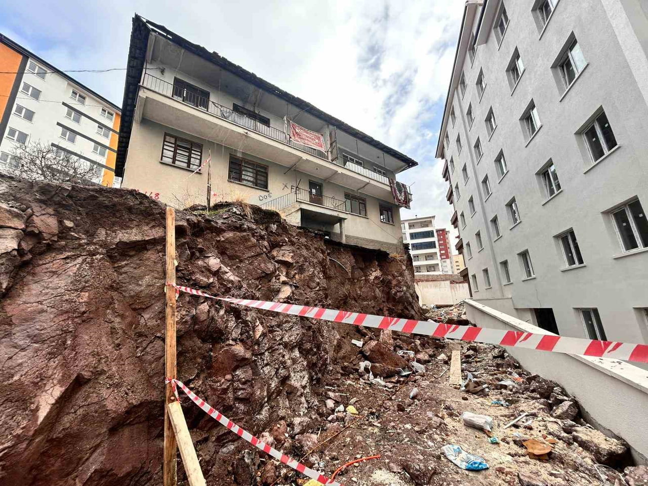 ANKARA’NIN ALTINDAĞ İLÇESİNDE BİTİŞİĞİNDEKİ İNŞAAT KAZISI NEDENİYLE TEMELİNDE HASAR OLUŞAN 2 KATLI...