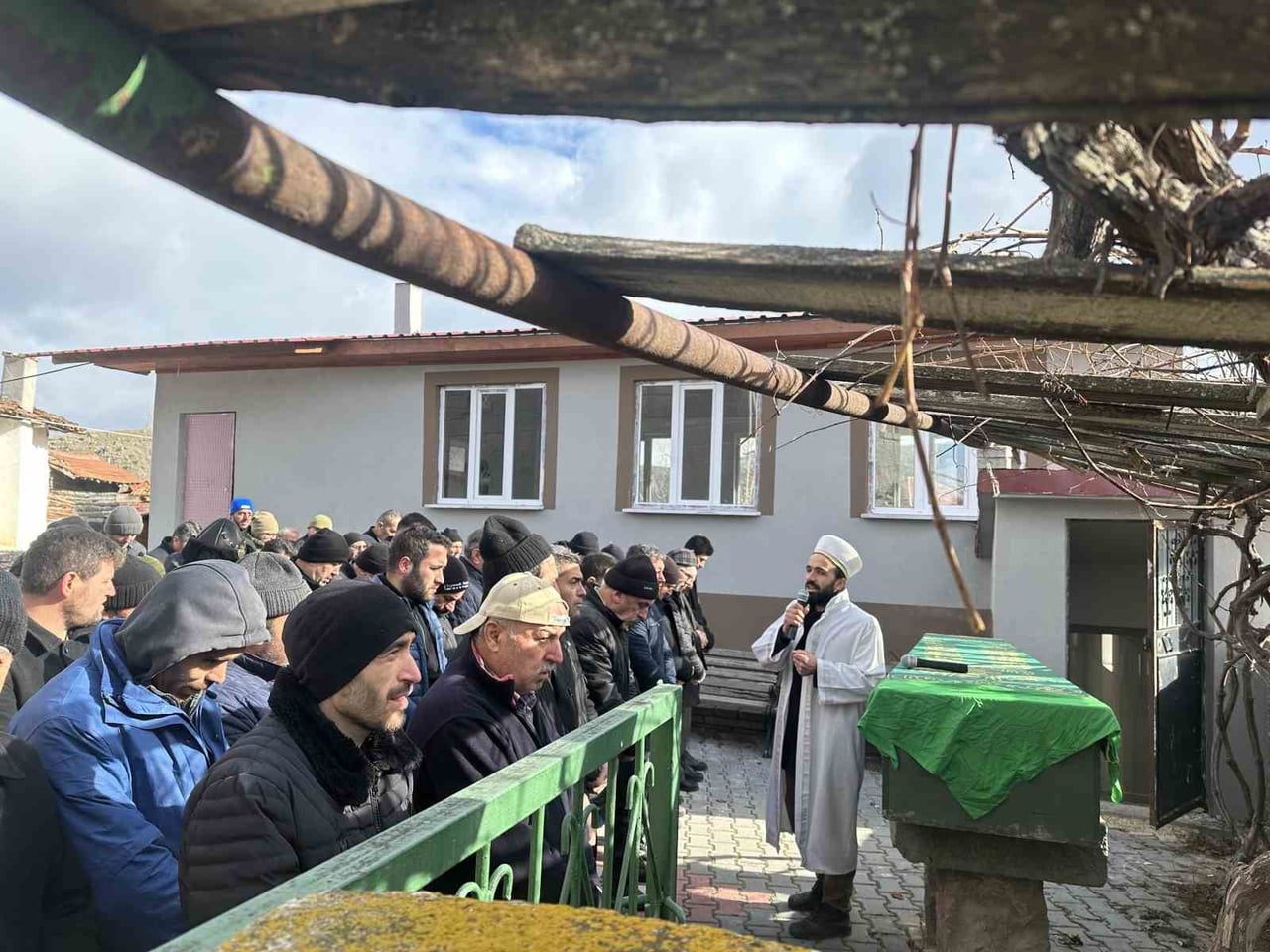 ANKARA’NIN MAMAK İLÇESİNDE BOĞULARAK ÖLDÜRÜLEN KADIN, MEMLEKETİ ÇANKIRI’DA TOPRAĞA...