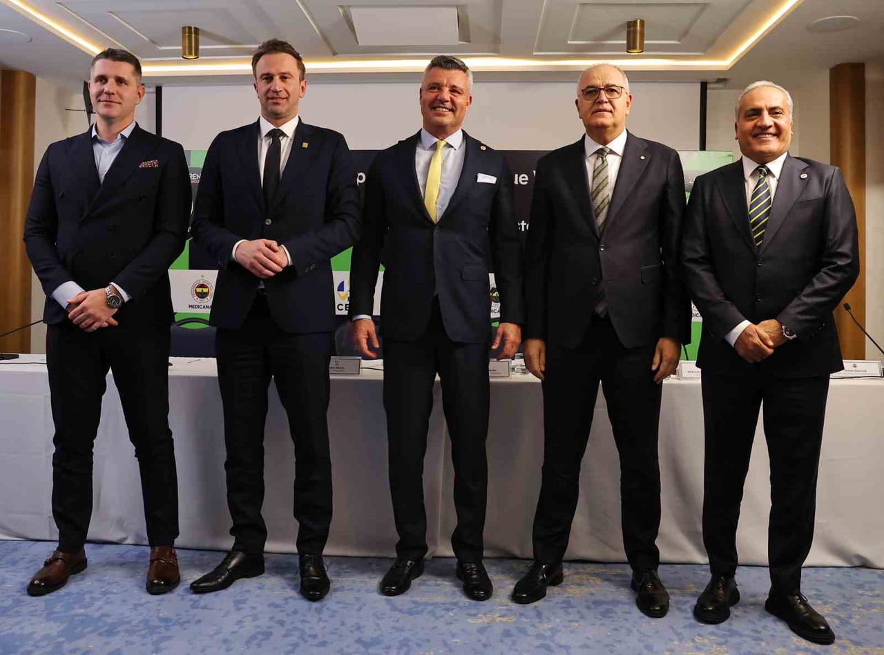 ANLAŞMANIN İMZA TÖRENİ FENERBAHÇE BAŞKANI SADETTİN SARAN, CEV BAŞKANI ROKO SİKİRİC, TÜRKİYE...