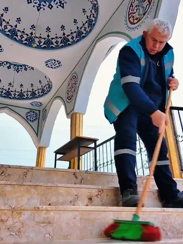 ANTAKYA BELEDİYESİ TEMİZLİK İŞLERİ MÜDÜRLÜĞÜ’NE BAĞLI İBADETHANE TEMİZLİĞİ EKİPLERİ, SUVATLI...