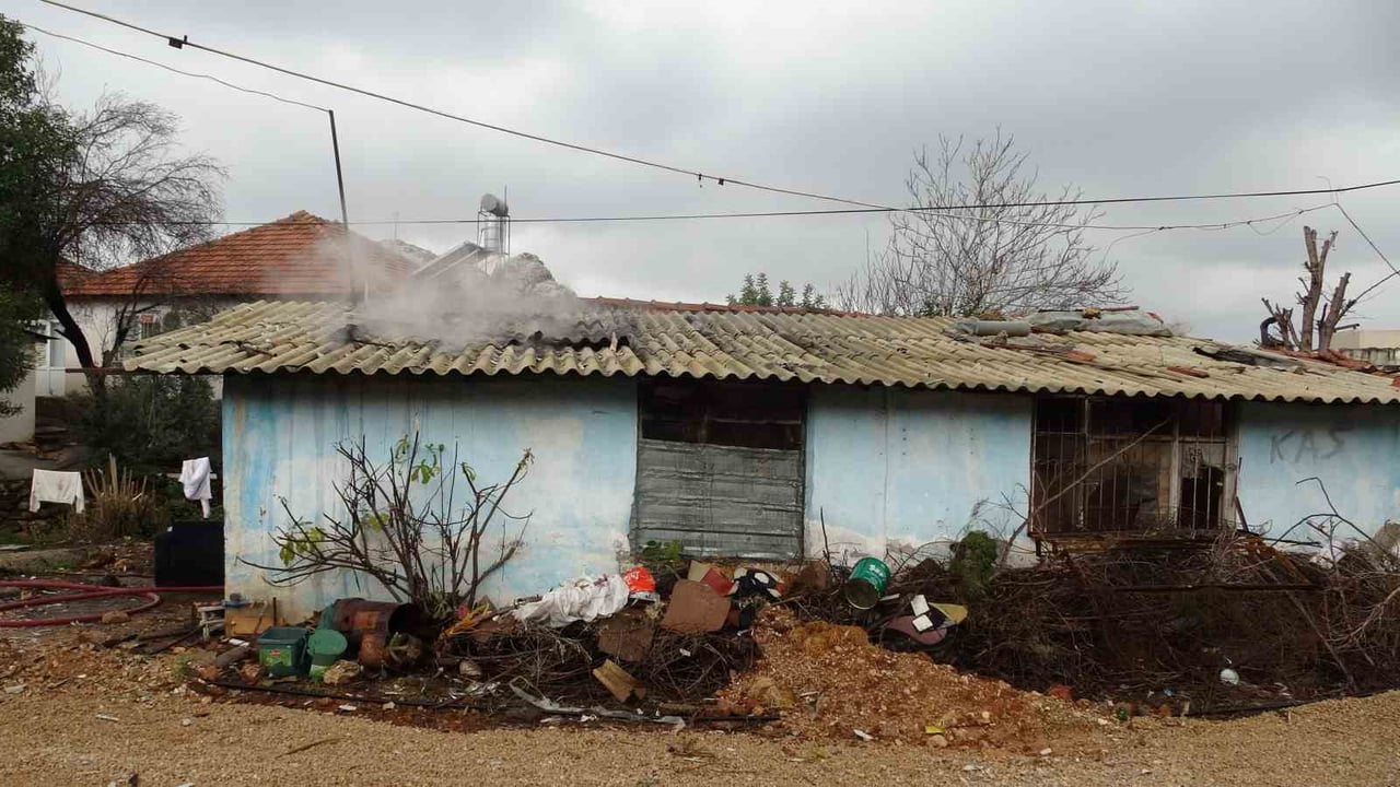 ANTALYA'DA BİR GECEKONDUDA ÇIKAN YANGIN İTFAİYE EKİPLERİNİN HIZLI MÜDAHALESİYLE BÜYÜMEDEN...