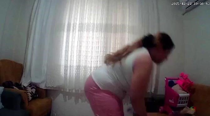 ANTALYA'DA BİR YAŞINDAKİ KIZ BEBEĞİN YABANCI UYRUKLU ANNESİ TARAFINDAN DARP EDİLDİĞİ ANLAR...