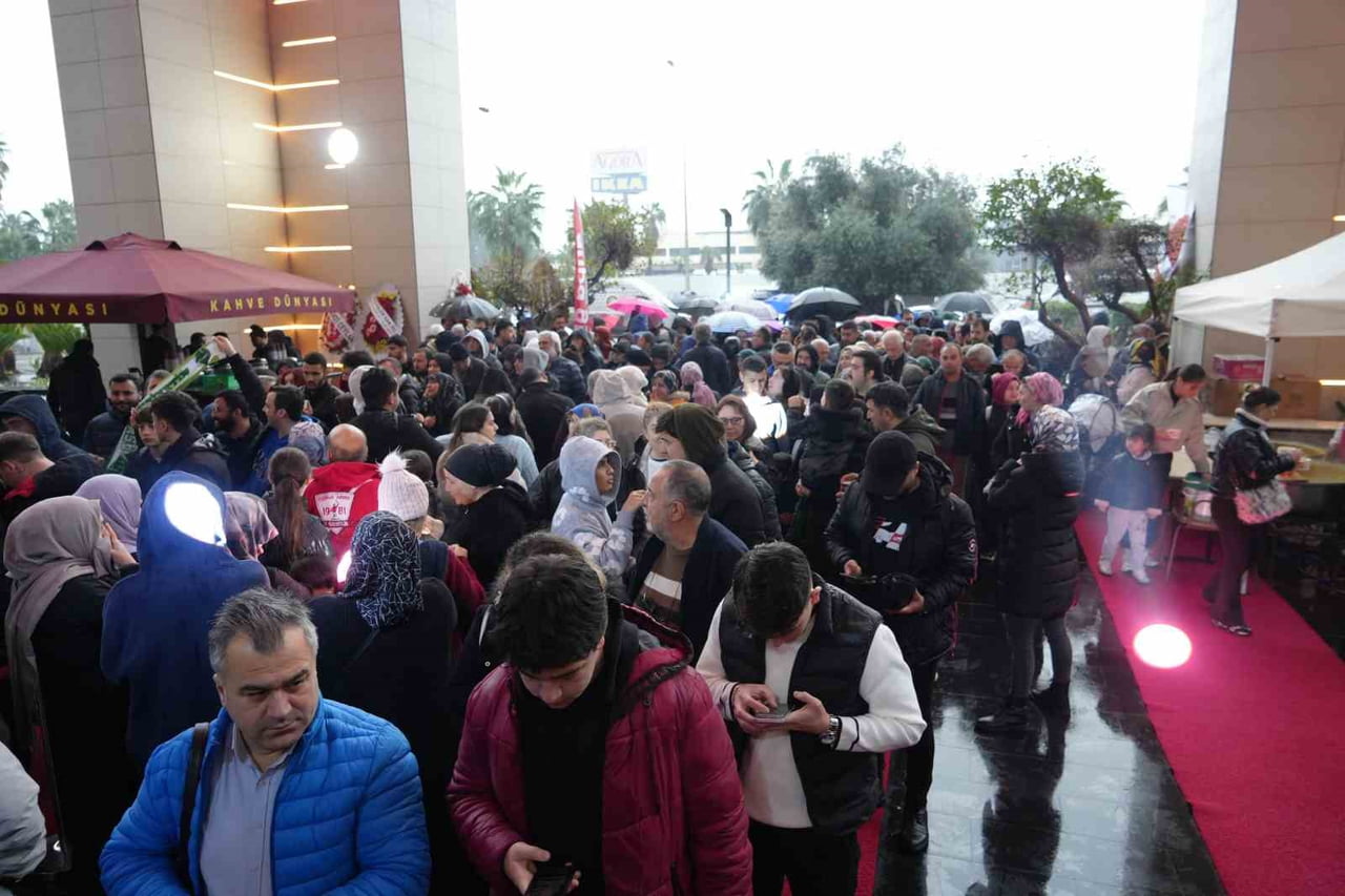 ANTALYA'DA BİR ZİNCİR MARKETİN AÇILIŞINA ÖZEL TEKNOLOJİ ÜRÜNLERİNDEKİ İNDİRİMLER VE 2 BİN KİŞİYE...