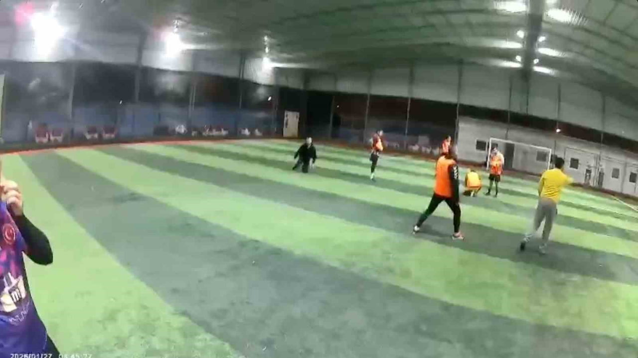 ANTALYA'DA ŞİDDETLİ FIRTINA SEBEBİYLE HALI SAHANIN ÇATISI ÇÖKTÜ. OYUNCULARIN MAÇ İÇİN ISINDIĞI...