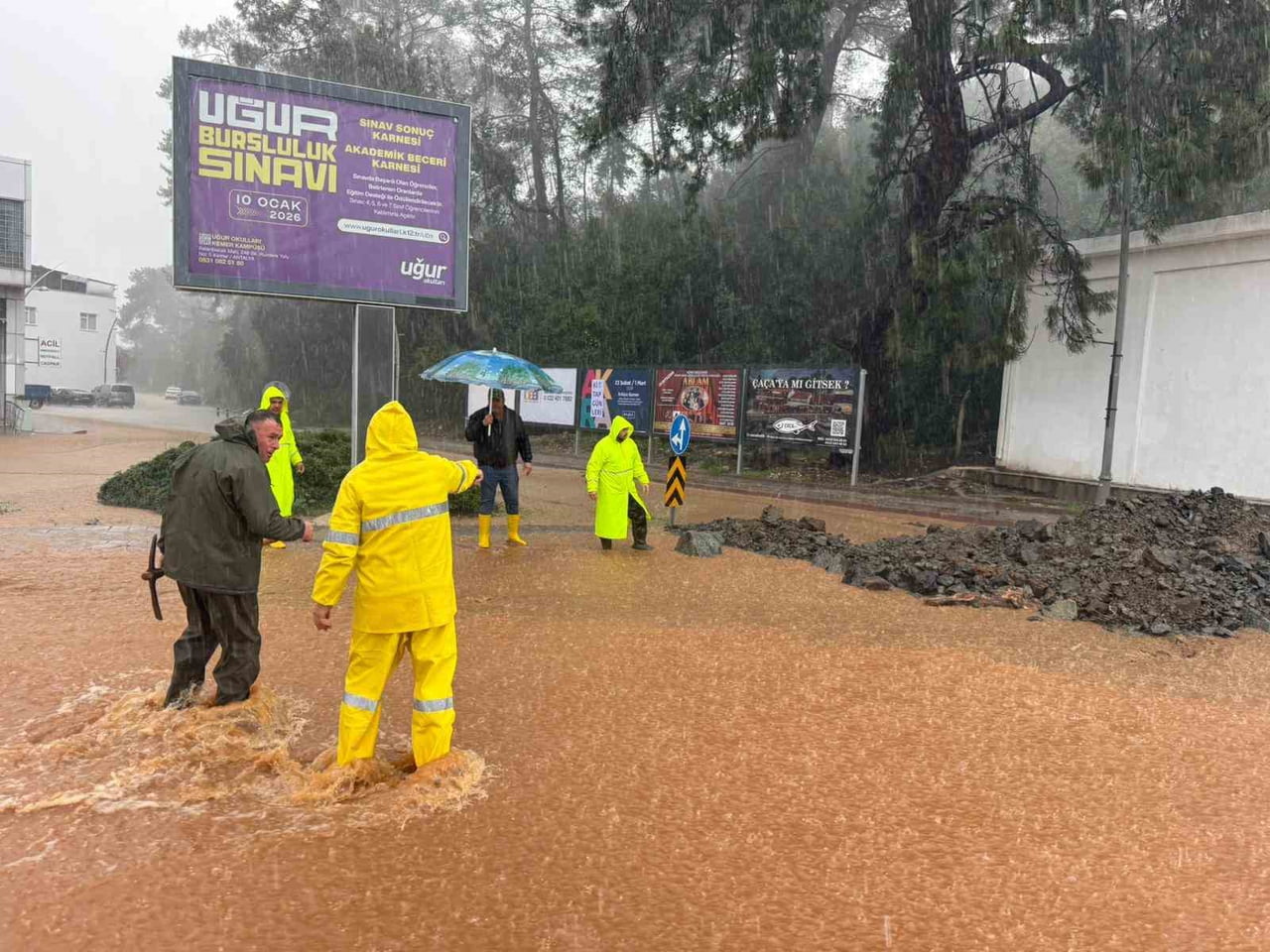 ANTALYA'DA SON DÖRT GÜNDÜR ARALIKLARLA DEVAM EDEN SAĞANAK YAĞMUR NEDENİ İLE OLUŞAN SU BASKINLARI...