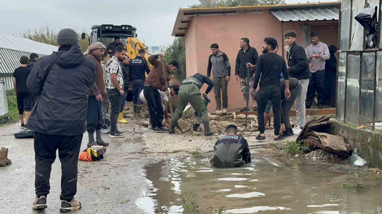 ANTALYA'NIN AKSU İLÇESİNDE KARDEŞLERİ VE MAHALLEDEN ARKADAŞLARIYLA OYNADIĞI SIRADA DENGESİNİ...